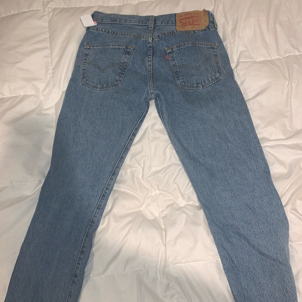 MEDIUM WASH STRAIGHT CUT LEVI’S JEANS SIZE 28